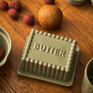 Large Butter Dish / Peppercorn